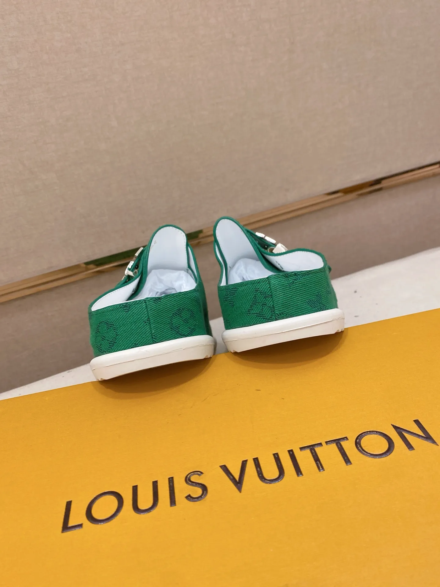 Men's shoes 💰: 360💰LV made 🔍Top purchasing agents, men's spring and summer slippers are available at the same counter. The uppers are made of Italian imported denim with logo graphics and high-quality craftsmanship. The soles are original soles specially provided by the original factory. The exclusive movable molded soles are super comfortable. Original factory follow-up products. 🔍🔍High quality. You can enter and exit the counter at will. Welcome to compare. The code number is 38-44.